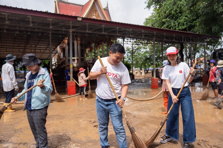 batch_4-1 โตโยต้าเคียงข้างสังคมไทย ส่งมอบความช่วยเหลือผู้ประสบอุทกภัย จ.สุโขทัย