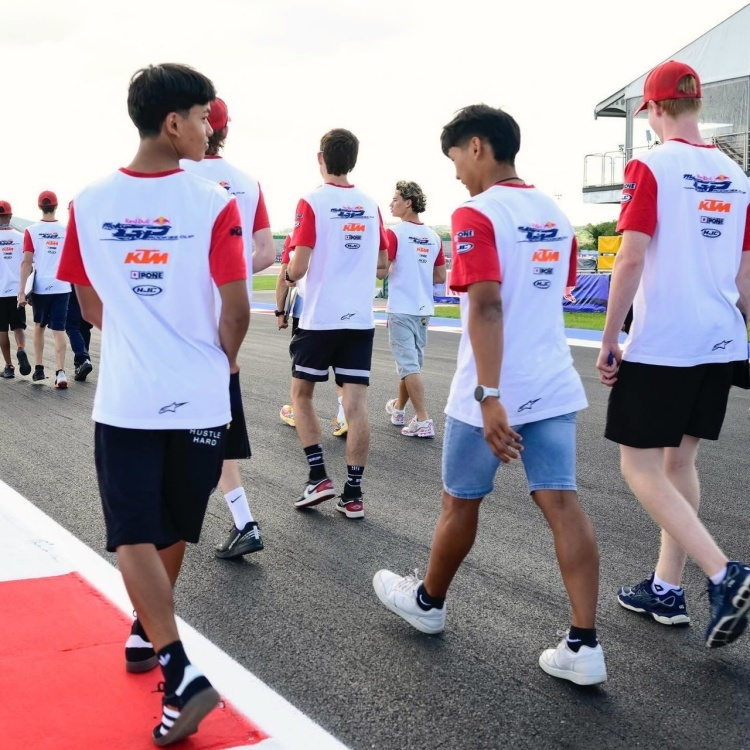 batch_7-ปิดฤดูกาล-รุกกีส์-คัพ-น้องไม้คิว "ไม้คิว-เกียรติศักดิ์” เก็บคะแนนส่งท้าย ปิดฤดูกาล กวาด 58 แต้ม ศึก เรดบูล โมโตจีพี รุกกีส์ คัพ 2025