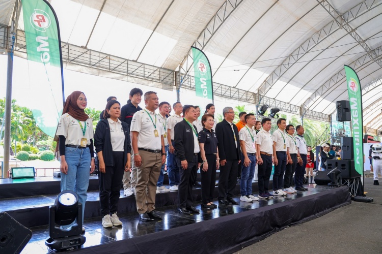 batch_01.-ภาพหมู่ผู้บริหารและตัวแทนจากหน่วยงานภาครัฐและเอกชน-และกลุ่มพันธมิตร PT MAXNITRON RACING SERIES 2025 ระเบิดความมันส์รถยนต์ทางเรียบใจกลางสงขลา