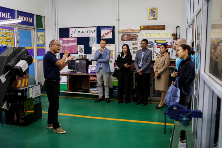 batch_BMW-UNICEF-school-visit-1 บีเอ็มดับเบิลยู ร่วมกับยูนิเซฟ ลงพื้นที่ติดตามโครงการนำร่องพัฒนาศักยภาพเยาวชนผู้ด้อยโอกาสในจังหวัดอุดรธานี