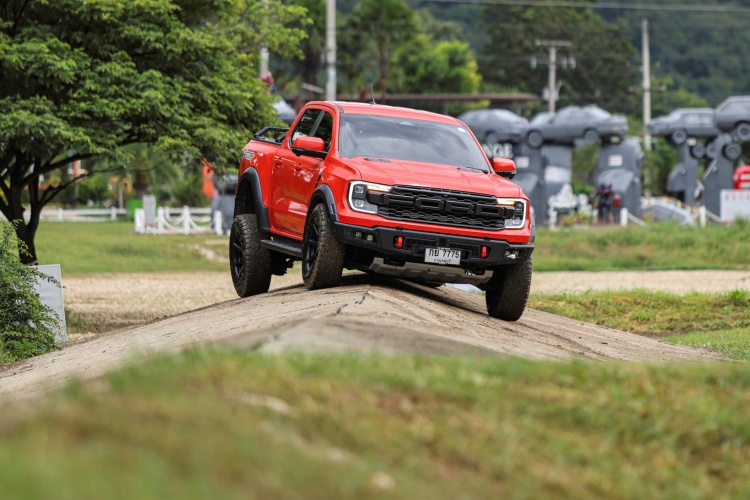 batch_สถานีเนินเอียงสไลด์ซ้าย-ขวา_Ford-4x4-Driving-Skills-Training Ford จัดฝึกขับขี่ออฟโรด ลุย 10 สถานีสุดเร้าใจแก่ลูกค้ารถฟอร์ด ในการแข่ง TRRC ที่กาญจนบุรี