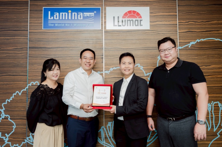 batch_L1 “ลามิน่าฟิล์ม” รับโล่เกียรติคุณครบ 30 ปีจากโรงงานผู้ผลิตสหรัฐอเมริกา