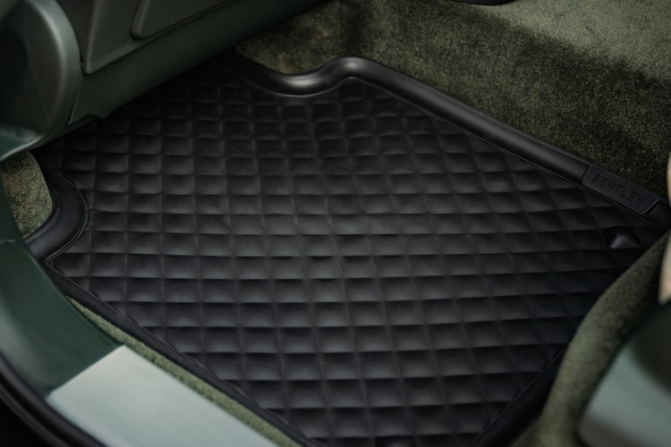 batch_Pet-accessories-4 Bentley เปิดตัวชุดอุปกรณ์เสริมสำหรับสัตว์เลี้ยงคอลเลกชันใหม่ ตอกย้ำภาพแบรนด์ไลฟ์สไตล์ที่มากกว่าแค่รถยนต์