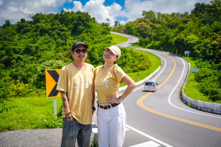 batch_คุณมณีกุล-บุญเทศ-และ-คุณวริทธิ์ธนนท์-ธรรมาภิรมย์ “e:HEV Drive ดั่งใจ” ชวนลูกค้าขับรถยนต์ Honda e:HEV คู่ใจ ออกทริปธรรมชาติเหนือจรดใต้