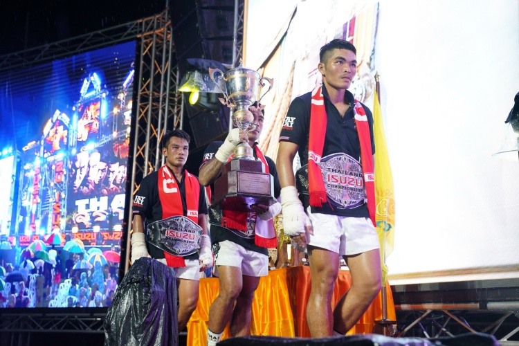 batch_ทีมภาคกลางเชิญรับถ้วยรางวัล_re ทีมภาคกลางโชว์ฟอร์มดุ คว้าแชมป์ “Isuzu Thailand Championship 2025” รับถ้วยพระราชทานและรถปิกอัพอีซูซุรุ่นใหม่