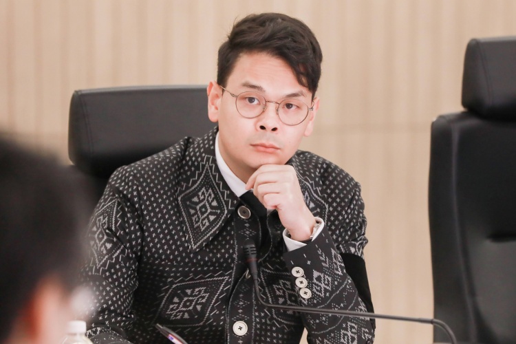 batch_นายไชยชนก-ชิดชอบ-รัฐมนตรีว่าการกระทรวงดีอี00001 ‘ไชยชนก’ นำทัพ ‘ดีอี’ ปลดล็อก รย.17–18 อัดเงินช่วยสูงสุด 2 หมื่น/คน ดันไรเดอร์กว่า 2 แสนรายเข้าสู่ระบบ ถูกต้อง เป็นธรรม