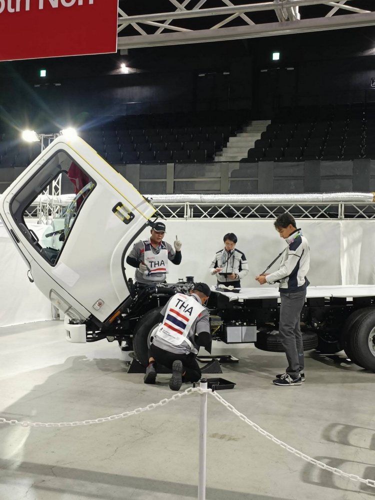 batch_บรรยากาศขณะแข่งขัน ทีมช่างอีซูซุไทยยืนหนึ่งเวทีโลก คว้าแชมป์การแข่งขัน I-1 Grand Prix ที่ญี่ปุ่น