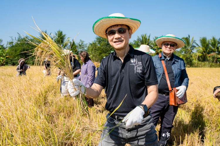 batch_03.-นายรังสรรค์-พวงปราง-ผู้ช่วยกรรมการผู้จัดการใหญ่-พีทีจี PTG ส่งเสริมโครงการ “ปลูกข้าวแบบเปียกสลับแห้ง” ต.หนองสะเดา อ.สามชุก จ.สุพรรณบุรี