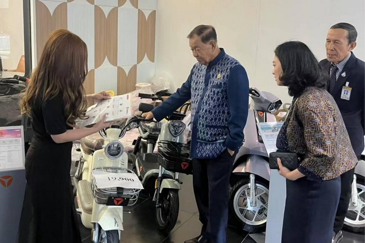 batch_03.นายวันมูหะมัดนอร์-มะทา-ประธานรัฐสภาและประธานสภาผู้แทนราษฎร-เยี่ยมชมบูธ-YADEA YADEA จับมือสหกรณ์ออมทรัพย์ข้าราชการฝ่ายรัฐสภา จำกัด เร่งขับเคลื่อนประเทศไทยสู่สังคมเดินทางสีเขียว