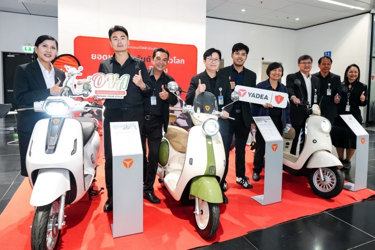 batch_05.ประธานสหกรณ์ฯ-นางสาวสิตาวีร์-ธีรวิรุฬห์-ถ่ายภาพคู่กับ-YADEA-OVA- YADEA จับมือสหกรณ์ออมทรัพย์ข้าราชการฝ่ายรัฐสภา จำกัด เร่งขับเคลื่อนประเทศไทยสู่สังคมเดินทางสีเขียว