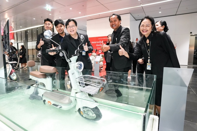 batch_06.ประธานสหกรณ์ฯ-นางสาวสิตาวีร์-ธีรวิรุฬห์-ชมระบบกันน้ำของรถ YADEA จับมือสหกรณ์ออมทรัพย์ข้าราชการฝ่ายรัฐสภา จำกัด เร่งขับเคลื่อนประเทศไทยสู่สังคมเดินทางสีเขียว