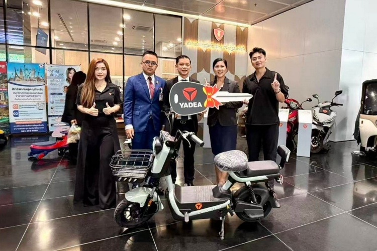 batch_07.ภาพขณะส่งมอบรถให้สมาชิกสหกรณ์ออมทรัพย์ข้าราชการฝ่ายรัฐสภา-จำกัด YADEA จับมือสหกรณ์ออมทรัพย์ข้าราชการฝ่ายรัฐสภา จำกัด เร่งขับเคลื่อนประเทศไทยสู่สังคมเดินทางสีเขียว