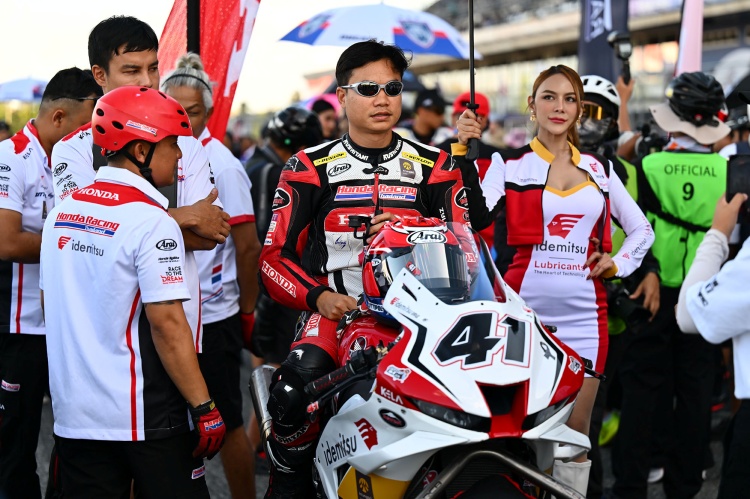 batch_10 เพลงชาติไทยกระหึ่ม! “แสตมป์” เข้าวิน โฮมเรซ “ตี-ไอเดีย-อุ้ม” พาเหรดกวาดโพเดียม Asia Road Racing