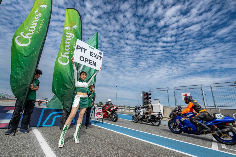 batch_15 Chang Classic Car Revival 2025 รถคลาสสิค 1,000 คันกระหึ่มสนาม "ชาช่า-เบนซ์ เรซซิ่ง”ผลงานเยี่ยม เปิดให้ผู้อพยพ-ประชาชนชมฟรี!