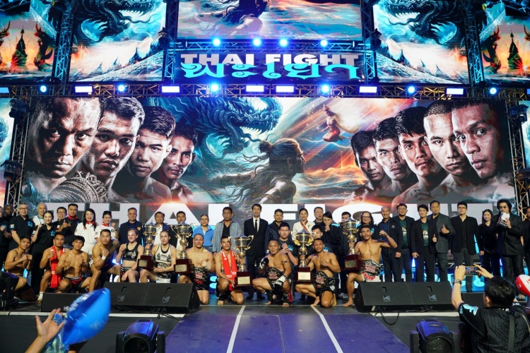 batch_20.-ภาพหมู่บนเวทีการแข่งขัน-THAI-FIGHT-พะเยา อีซูซุร่วมยินดีแชมป์ THAI FIGHT 2025 พร้อมแจกรางวัลใหญ่ รถปิกอัพ Isuzu D-Max