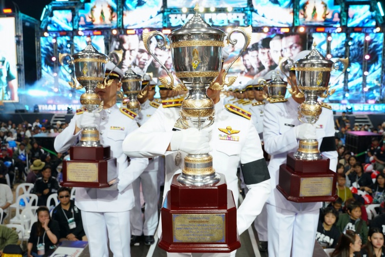 batch_6.-พิธีอัญเชิญถ้วยพระราชทาน อีซูซุร่วมยินดีแชมป์ THAI FIGHT 2025 พร้อมแจกรางวัลใหญ่ รถปิกอัพ Isuzu D-Max