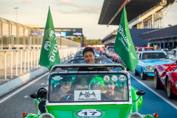 batch_9-1.คุณโชติชนก-ชิดชอบ Chang Classic Car Revival 2025 รถคลาสสิค 1,000 คันกระหึ่มสนาม "ชาช่า-เบนซ์ เรซซิ่ง”ผลงานเยี่ยม เปิดให้ผู้อพยพ-ประชาชนชมฟรี!