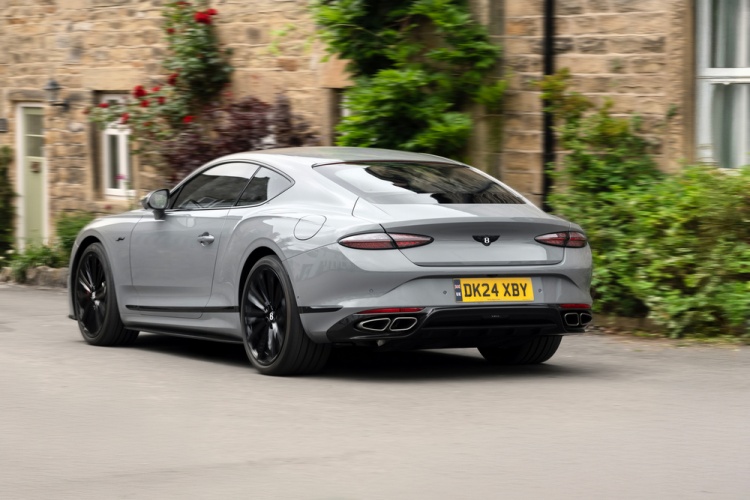 batch_Carbon-Fibre-Styling-Specification-Rear-Three Bentley เปิดตัว Styling Specification ชุดแต่งคาร์บอนใหม่สปอร์ตโดดเด่นเหนือระดับ