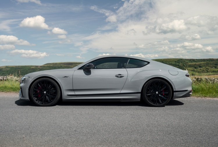 batch_Carbon-Fibre-Styling-Specification-Side Bentley เปิดตัว Styling Specification ชุดแต่งคาร์บอนใหม่สปอร์ตโดดเด่นเหนือระดับ