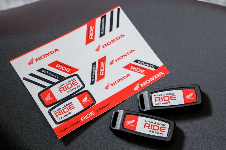 batch_Honday-Sticker-Safety_03 รถจักรยานยนต์ฮอนด้า แจกฟรี ‘Safety Sticker Have a Good Ride’ สติกเกอร์เรืองแสง เพิ่มทัศนวิสัย ขับขี่ปลอดภัยตลอดช่วงปีใหม่