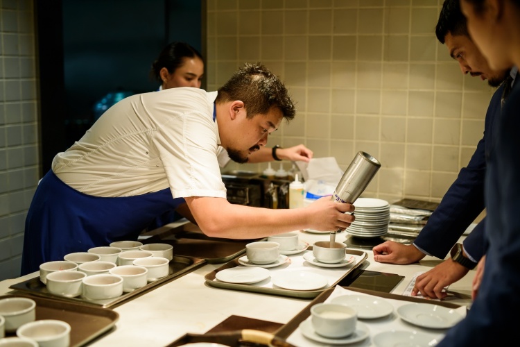 batch_Photo_‘โกท-ร้านหนึ่งดาวมิชลิน-โชว์ฝีมือรังสรรค์อาหาร_01 'โกท’ ร้านหนึ่งดาวมิชลิน โชว์ฝีมือรังสรรค์อาหารในงาน Michelin Asia Pacific Media Day 2025
