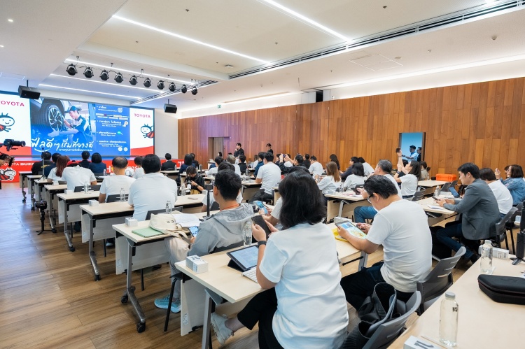 batch_S__4833375_0 โตโยต้าเปิดหลังบ้าน พาสื่อมวลชนเจาะลึกคลังอะไหล่–ศูนย์บริการ ชูมาตรฐานการบริการในแบบของโตโยต้า