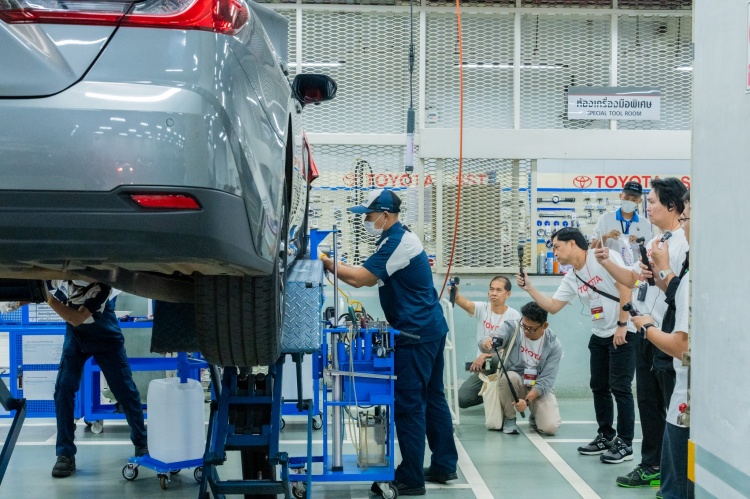 batch_S__4833379_0-1 โตโยต้าเปิดหลังบ้าน พาสื่อมวลชนเจาะลึกคลังอะไหล่–ศูนย์บริการ ชูมาตรฐานการบริการในแบบของโตโยต้า