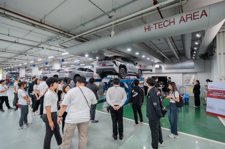 batch_S__4833380_0 โตโยต้าเปิดหลังบ้าน พาสื่อมวลชนเจาะลึกคลังอะไหล่–ศูนย์บริการ ชูมาตรฐานการบริการในแบบของโตโยต้า