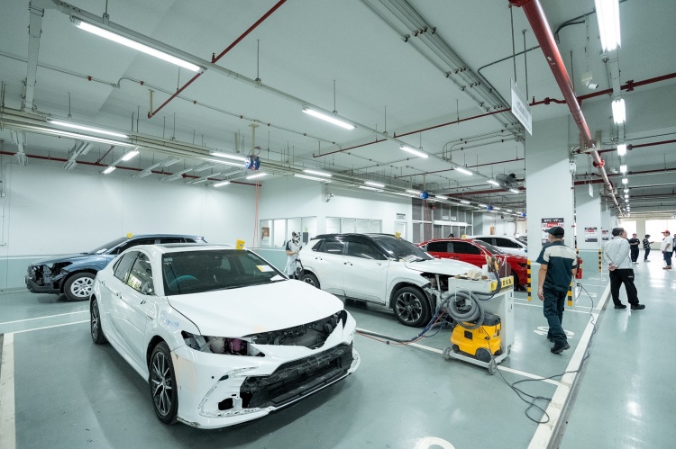 batch_S__4833382_0 โตโยต้าเปิดหลังบ้าน พาสื่อมวลชนเจาะลึกคลังอะไหล่–ศูนย์บริการ ชูมาตรฐานการบริการในแบบของโตโยต้า