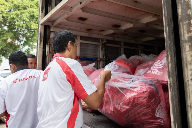 batch_ไทยฮอนด้ามอบถุงยังชีพน้ำท่วมหาดใหญ่-Email-Cover-03 ไทยฮอนด้า ผนึกกำลัง ร่วมส่งมอบถุงยังชีพ 8,603 ถุง บรรเทาผลกระทบน้ำท่วมหาดใหญ่
