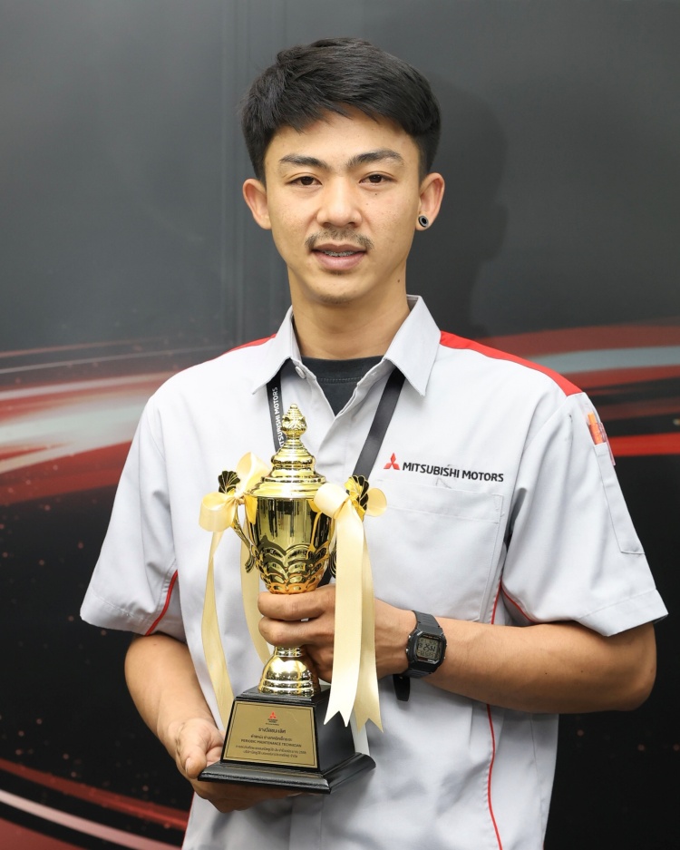 batch_07-Mr.-Surasak-Aeamyai-The-Winner-of-Periodic-Maintenance-Technician 7 แชมป์สุดยอดงานบริการในการแข่งขันทักษะรถยนต์มิตซูบิชิ ครั้งที่ 25 พร้อม 2 ตัวแทนไทยคว้ารางวัลระดับโลก