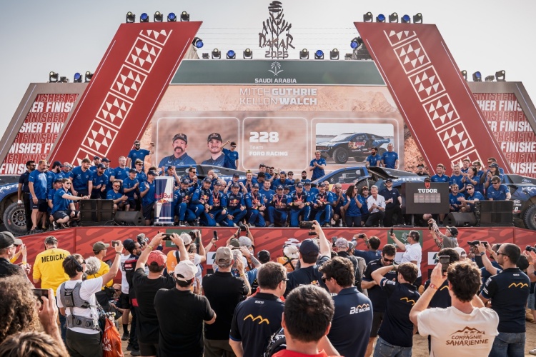 batch_2026-Dakar-Rally-Full-Ford-team-on-the-podium Ford Racing เปิดตำนานบทใหม่จากดีทรอยท์  รีแบรนด์ครั้งใหญ่พร้อมลุยเส้นทางหฤโหดในไทยและทั่วโลก