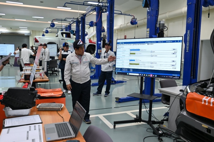 batch_DSC_0968 โตโยต้าเปิดบ้านครั้งที่ 2 สัมผัสความพร้อมด้านการพัฒนาบุคลากร เพื่อความมั่นใจของลูกค้า