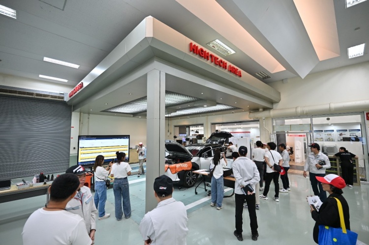 batch_DSC_0991 โตโยต้าเปิดบ้านครั้งที่ 2 สัมผัสความพร้อมด้านการพัฒนาบุคลากร เพื่อความมั่นใจของลูกค้า