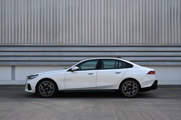 batch_The-new-bmw-i5-edrive40-1 New BMW i5 เปิดตัวรุ่นประกอบในประเทศประเดิมปีใหม่ 2569