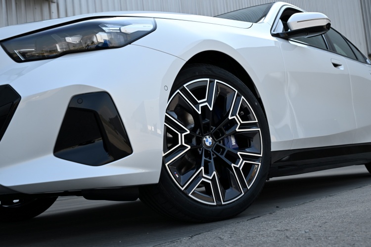 batch_The-new-bmw-i5-edrive40-3 New BMW i5 เปิดตัวรุ่นประกอบในประเทศประเดิมปีใหม่ 2569