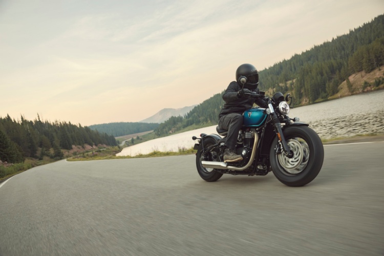 batch_คนเกิดพุธกลางคืน_Bonneville-Bobber-สี-Interstellar-Blue-Sapphire-Black Triumph เปิดไลน์อัป 16 รถจักรยานยนต์พรีเมียม กับโทนสีเสริมพลัง เติมความมั่นใจทุกการขับขี่