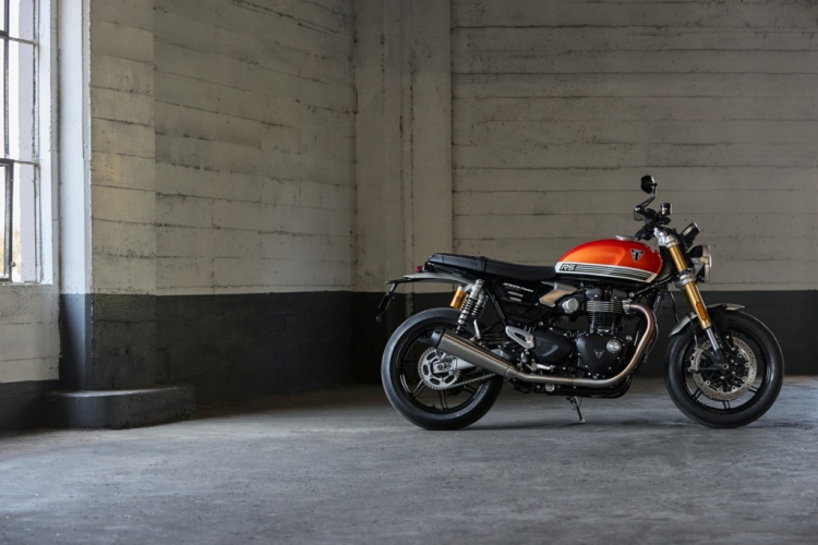 batch_คนเกิดพุธกลางคืน_Speed-Twin-1200-RS-สี-Baja-Orange-Sapphire-Black Triumph เปิดไลน์อัป 16 รถจักรยานยนต์พรีเมียม กับโทนสีเสริมพลัง เติมความมั่นใจทุกการขับขี่