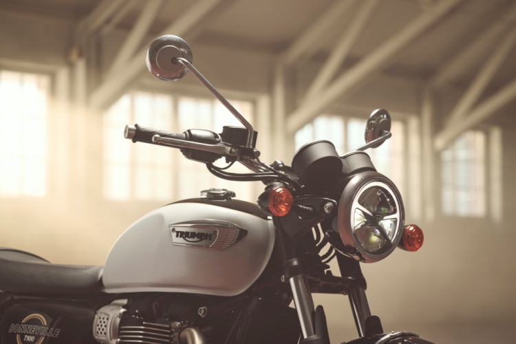 batch_คนเกิดวันจันทร์_Bonneville-T100-สี-Snowdonia-white Triumph เปิดไลน์อัป 16 รถจักรยานยนต์พรีเมียม กับโทนสีเสริมพลัง เติมความมั่นใจทุกการขับขี่