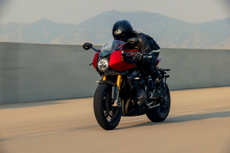 batch_คนเกิดวันอาทิตย์_Speed-Triple-1200-RR-สี-Red-Hopper-Storm-Grey Triumph เปิดไลน์อัป 16 รถจักรยานยนต์พรีเมียม กับโทนสีเสริมพลัง เติมความมั่นใจทุกการขับขี่