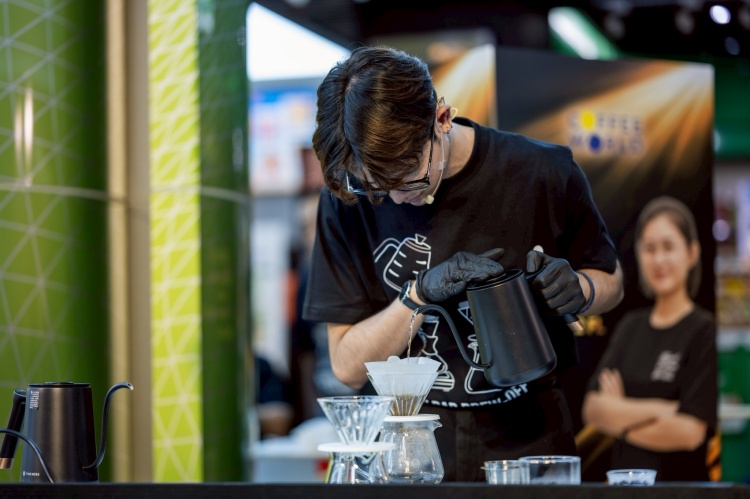 batch_คุณชิษณุพงศ์-ฉิวกระโทก-ผู้ชนะเลิศจากคอฟฟี่-เวิลด์ ชิงแชมป์นักชงตัวท็อป! กาแฟพันธุ์ไทย - คอฟฟี่ เวิลด์ เปิดเวทีค้นหาสุดยอดบาริสต้าระดับประเทศ