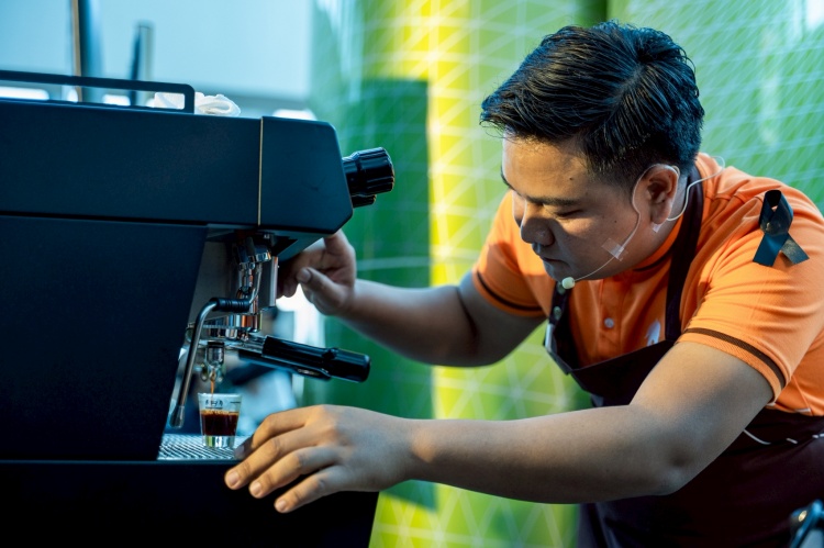 batch_คุณธนากร-วังอรุณ-ผู้ชนะเลิศจากกาแฟพันธุ์ไทย ชิงแชมป์นักชงตัวท็อป! กาแฟพันธุ์ไทย - คอฟฟี่ เวิลด์ เปิดเวทีค้นหาสุดยอดบาริสต้าระดับประเทศ