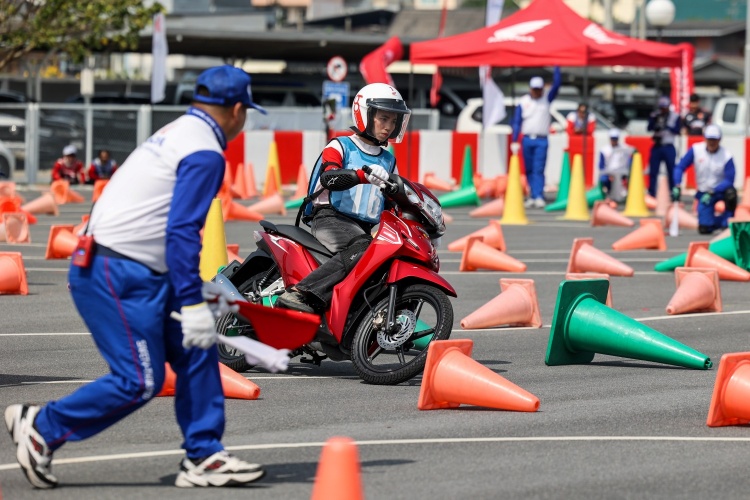 batch_ไทยฮอนด้า-ร่วมมือกับสำนักงานคณะกรรมการการอาชีวศึกษา-4 ไทยฮอนด้า จับมือ สอศ. จัดการแข่งขันทักษะขับขี่ปลอดภัย ครั้งที่ 6