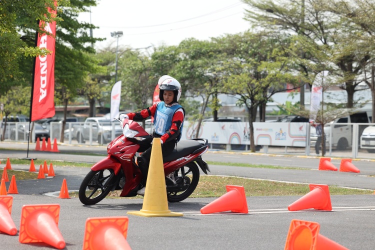 batch_ไทยฮอนด้า-ร่วมมือกับสำนักงานคณะกรรมการการอาชีวศึกษา-5 ไทยฮอนด้า จับมือ สอศ. จัดการแข่งขันทักษะขับขี่ปลอดภัย ครั้งที่ 6