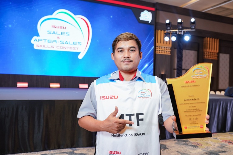 batch_40.-คุณสุรศักดิ์-สุจริต-จากบริษัท-โค้วยู่ฮะอีซูซุเซลส์กรุงเทพ-จำกัด-ลำลูกกา Isuzu ตอกย้ำความเชื่อมั่น ยกระดับคุณภาพบุคลากร ด้วยการแข่งขันทักษะการขายและบริการต่อเนื่อง