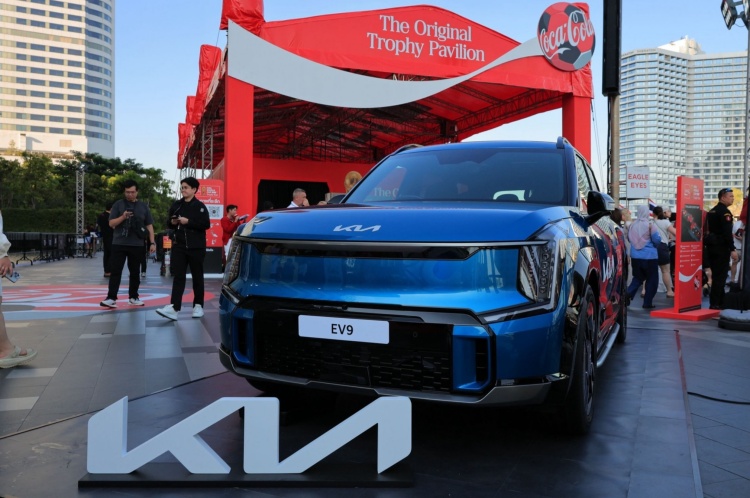 batch_Kia-mobility-partner-for-FIFA-World-Cup™-Trophy-Tour-by-Coca-Cola_06 Kia ประเทศไทย ร่วมสนับสนุนฟุตบอลโลก 2026 ตอกย้ำพลังความเป็นหนึ่งเดียวของผู้คนทั่วโลก