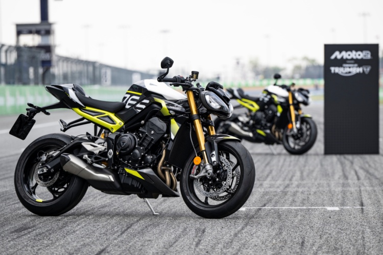 batch_TTT-prize-bikes-1 Triumph เผยโฉมรางวัล Triumph Triple Trophy และทดสอบเชื้อเพลิงเพื่อความยั่งยืน ในสนาม MotoGP