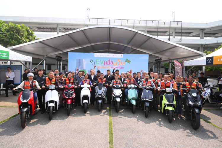 batch_ภาพหมู่-ผู้ว่า-พี่วิน-มอเตอร์ไซค์ กทม. จับมือ GIZ เปิดสนามทดลอง “EV เพื่อพี่วิน” ชี้ EV ลดต้นทุนพี่วินได้ถึง 7 เท่าต่อปี