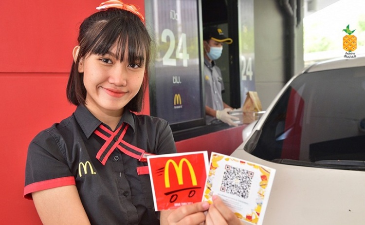 batch_005_McDonalds-Drive-Thru เจาะกลยุทธ์ Sticker Marketing อาวุธลับ OOH ปี 2026 พื้นที่เล็กๆ ที่เข้าถึงใจคนใช้รถ