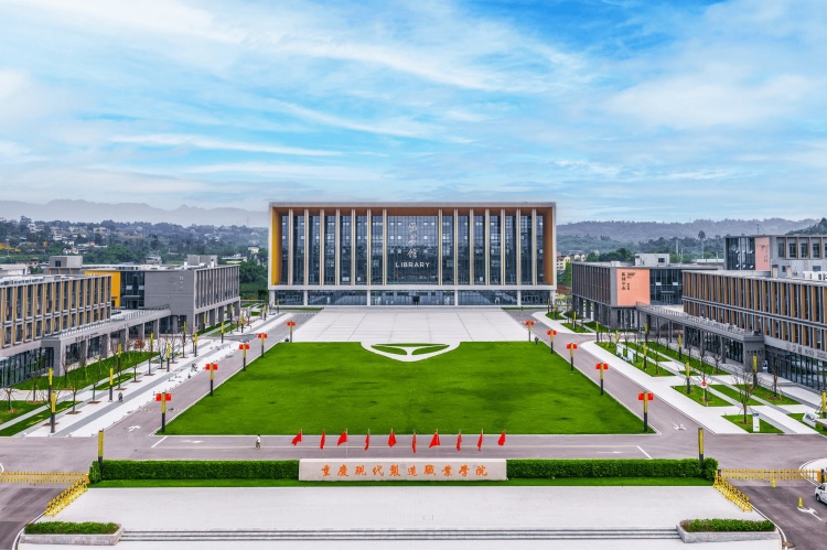 batch_05-Chongqing-Modern-Manufacturing-Vocational-College Yadea เปิดฐานผลิตอัจฉริยะฉงชิ่ง นำดีลเลอร์ไทยร่วมชมเทคโนโลยี พร้อมสร้างเครือข่าย Mobility แห่งอนาคต